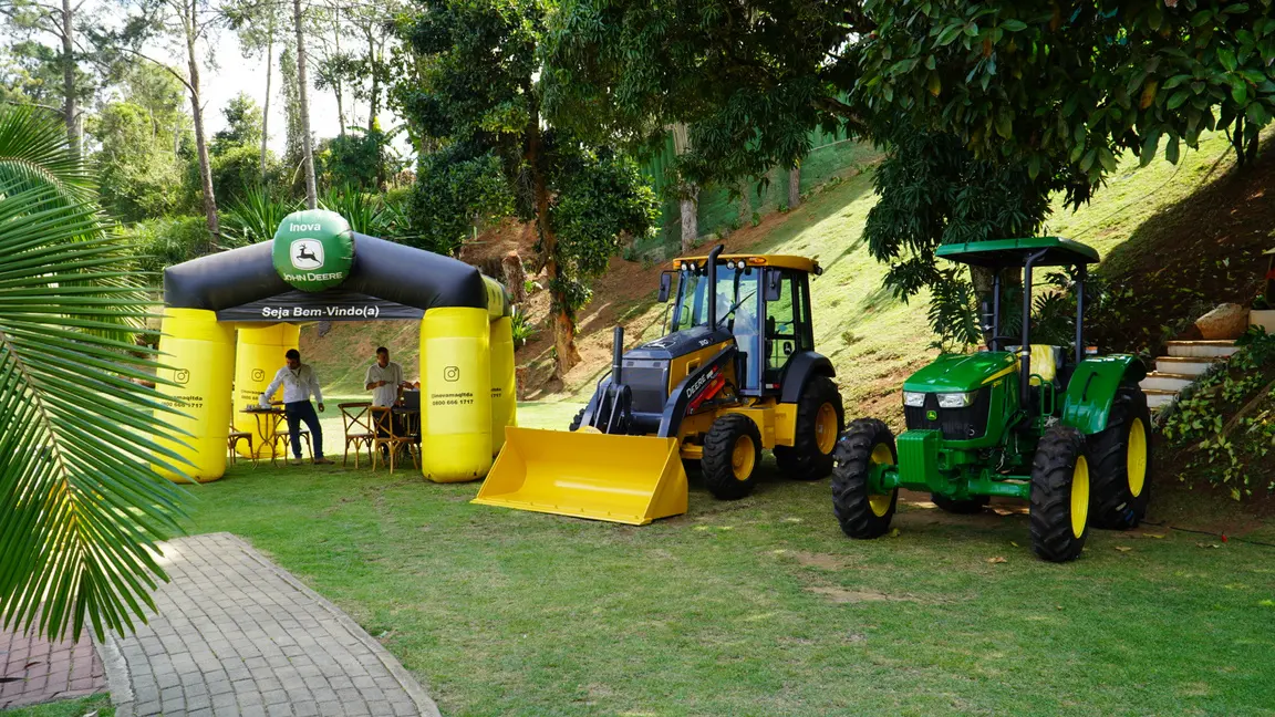 Área de exposição de marcas com maquinário agrícola