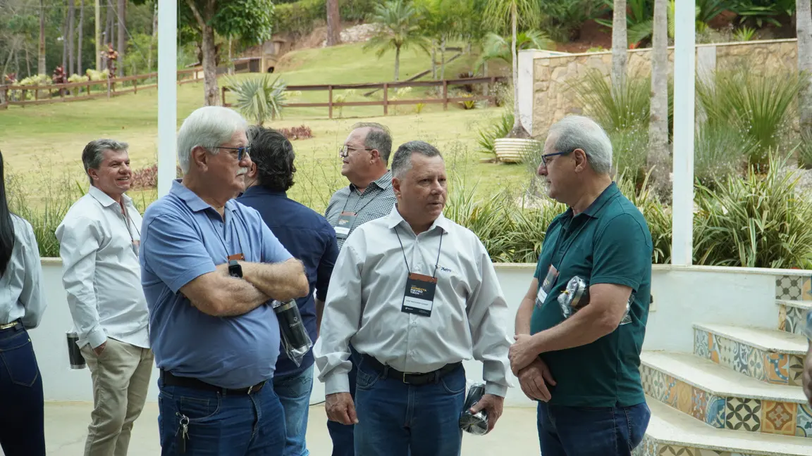 Produtores e técnicos conversando na área externa da primeira edição do Conecta