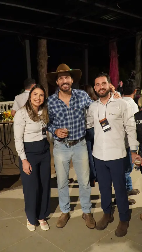 Participantes confraternizando à noite na primeira edição